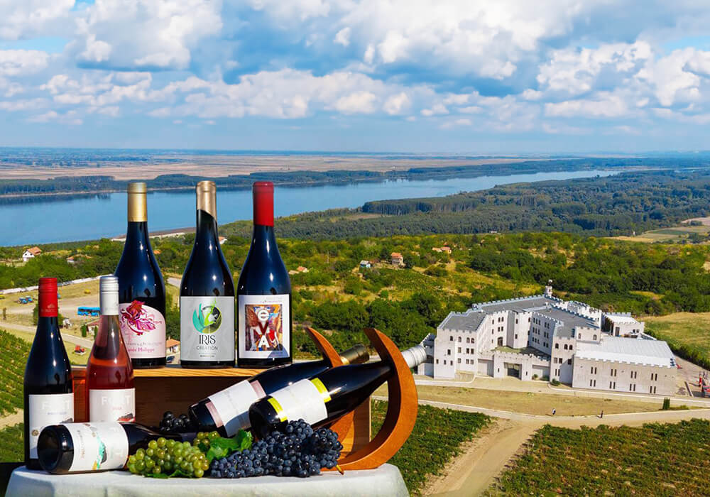 Das Chateau Burgozone mit Weinflaschen