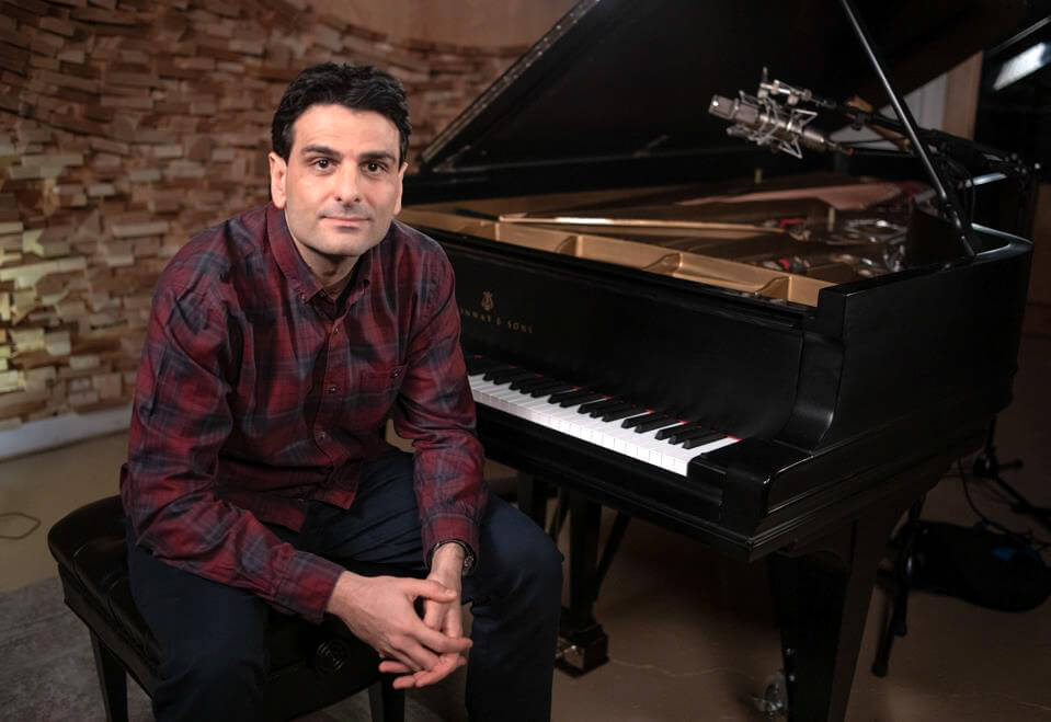 Asen Doykin vor seinem Klavier
