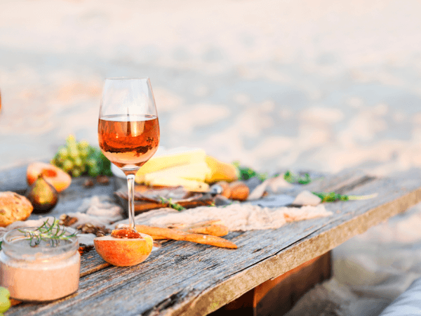 Glas bulgarischer Roswein auf rustikalem Tisch