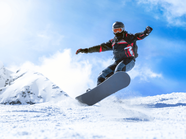 Springender Snowboarder vom bulgarischen Berg im Winter