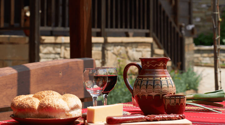 gedeckter Tisch mit Weinkrug, K&auml;se und Br&ouml;tchen